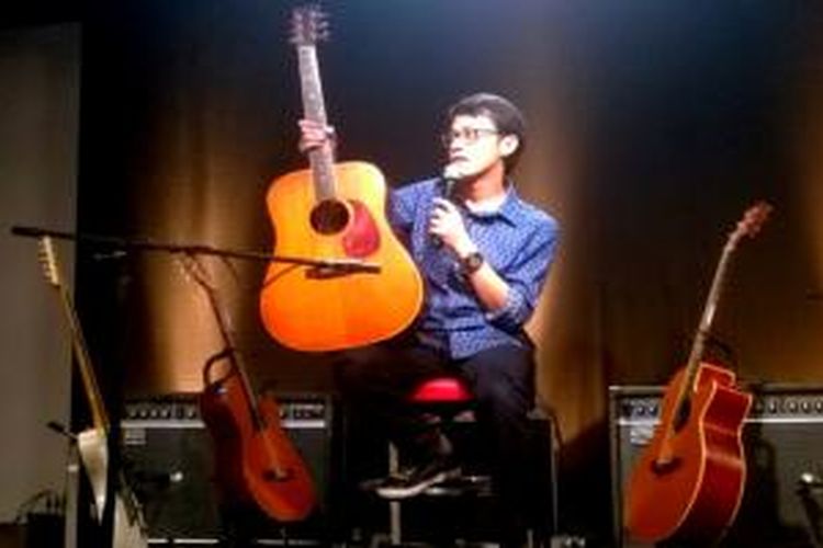 Tohpati menunjukkan gitar akustik peninggalan almarhum vokalis kenamaan Chrisye dalam pertunjukan Bentara Pentas Musik, di Bentara Budaya Jakarta, Palmerah Selatan, Jakarta Pusat, Kamis (9/4/2015) malam.