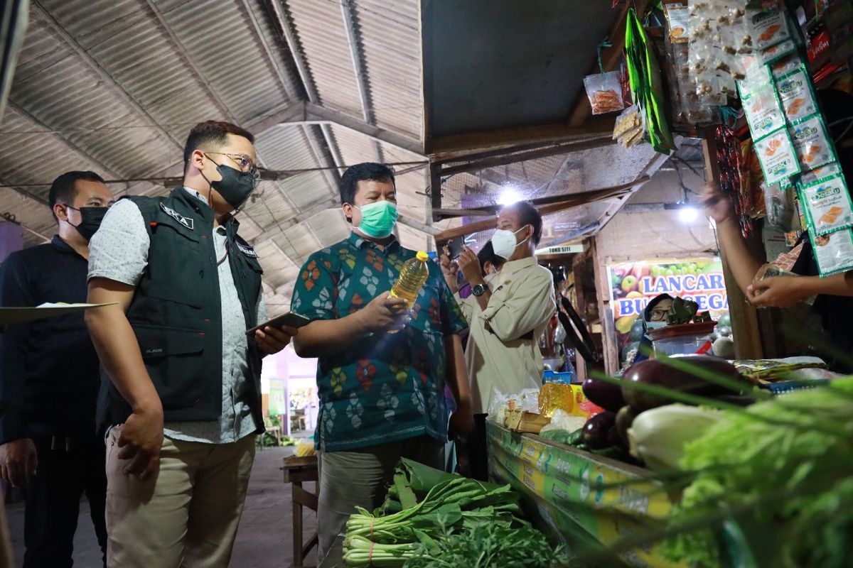 Petugas Dinas Perindustrian dan Perdagangan Kota Kediri, Jawa Timur, saat melakukan pemantauan stok minyak goreng di sebuah distributor wilayah Kecamatan Mojoroto.