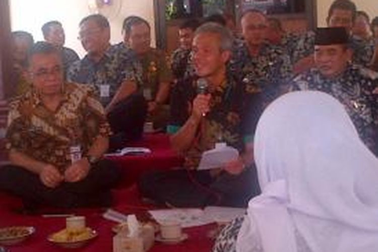 Gubernur Ganjar Pranowo berdialog dengan Camat dan bidan desa di Kabupaten Sukoharjo, Kamis (11/6/2015)