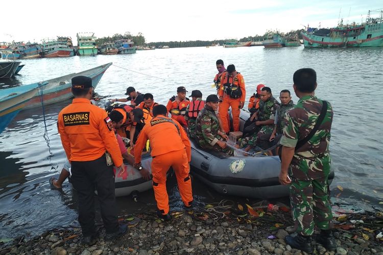 Tim potensi SAR ketika akan menuju lokasi musibah terbaliknya longboat, Rabu (4/12/2019)