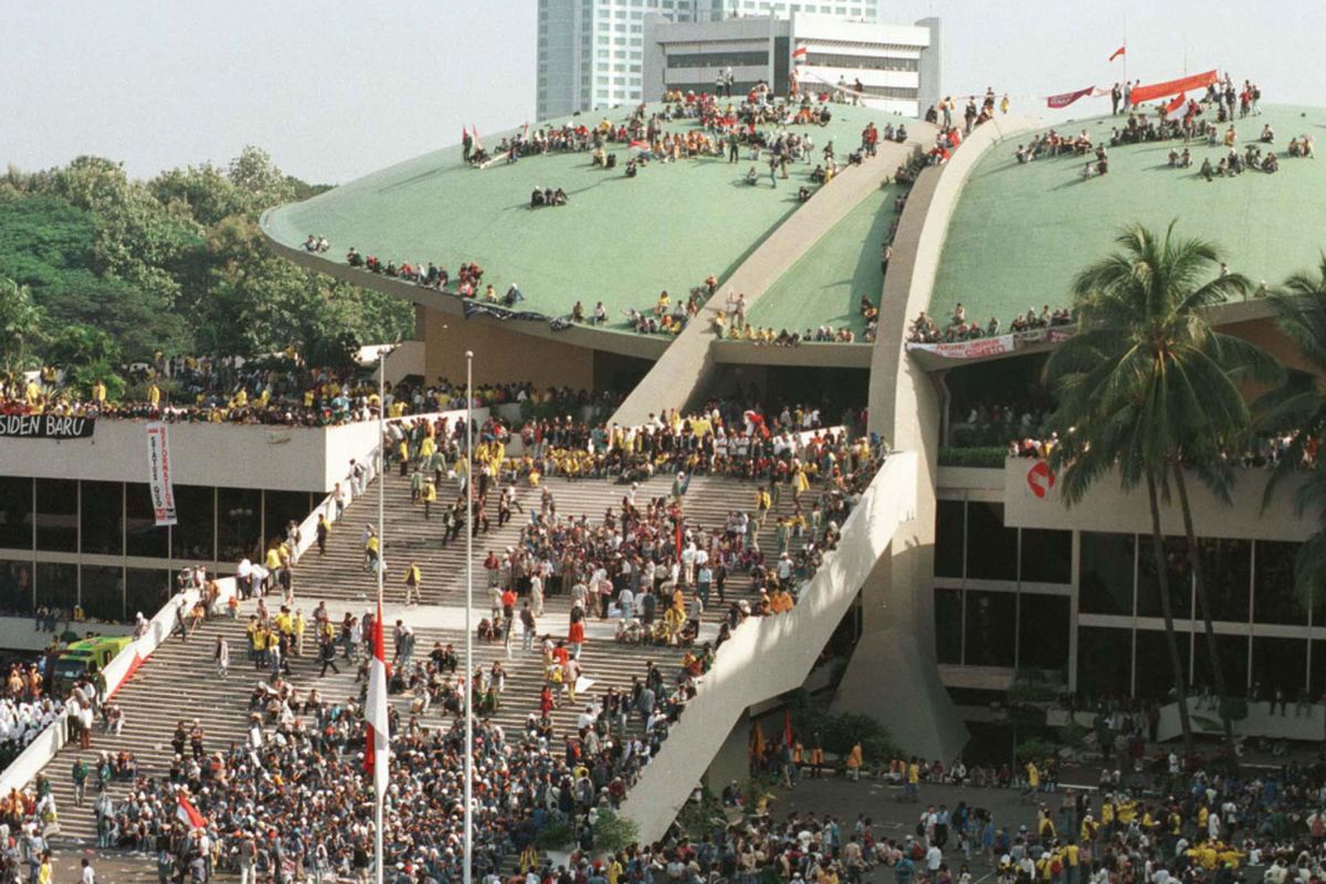 Mahasiswa se-Jakarta, Bogor, Tangerang, dan Bekasi mendatangi Gedung MPR/DPR, Mei 1998, menuntut reformasi dan pengunduran diri Presiden Soeharto. Sebagian mahasiswa melakukan aksi duduk di atap Gedung MPR/DPR.

Kompas/Eddy Hasby (ED) *** Local Caption *** http://kom.ps/AB2H32 
