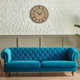 Ilustrasi jam dinding di atas sofa