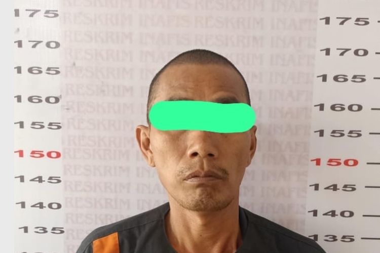 Pria inisial SS (46) di Labuhanbatu ditangkap polisi karena bacok leher anaknya, Jumat (8/3/2024)