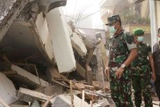  TNI Bahu-membahu Bersihkan Reruntuhan di Lokasi Gempa Aceh