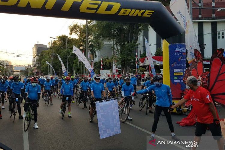 Puluhan dokter mengawali start Tour de Borobudur dari sepurtaran Jalan Pemuda Semarang, Sabtu (15/8/2020).