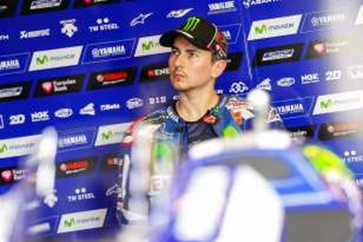 Pebalap Movistar Yamaha, Jorge Lorenzo, duduk di paddock Circuit of The Americas (COTA) saat menunggu sesi kualifikasi GP Argentina di Austin, Sabtu (9/4/2016).