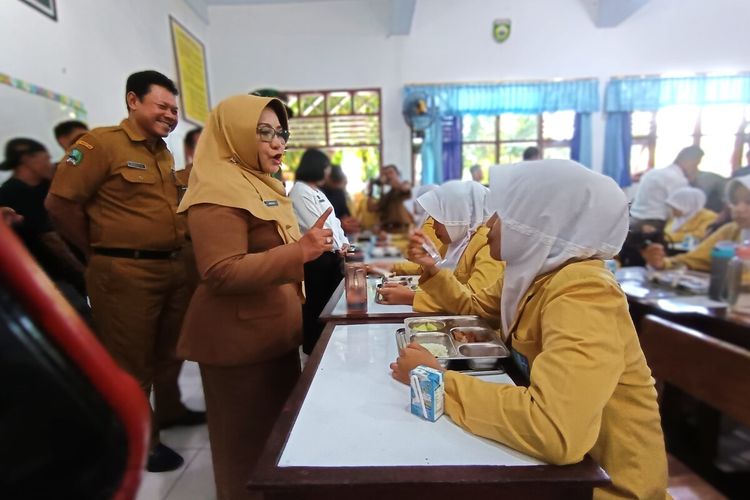 Bupati Magetan Nanik Endang Rusminiarti meninjau pelaksanaan MBG di SMP N 1 Magetan. 12 siswa SD Negeri 2 Kediren, Kecamatan Lembeyan, Kabupaten Magetan menjalani perawatan di Puskesmas diduga mengalami keracunan menu MBG. , ke 12 siswa datang ke Puskesmas dengan keluhan nyeri perut, mual, pusing, dan muntah.