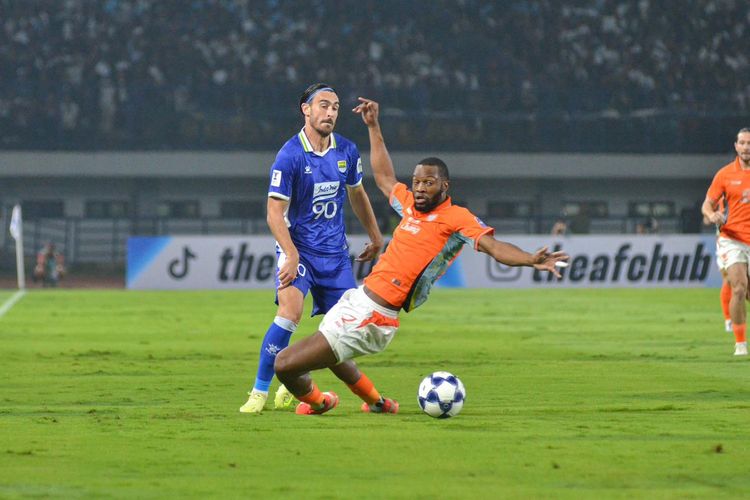 Aksi Andrew Jung dalam laga leg kedua 16 besar AFC Champions League Two 2025-2026 Persib vs Ratchaburi di Stadion Gelora Bandung Lautan Api, Rabu (18/2/2026).
