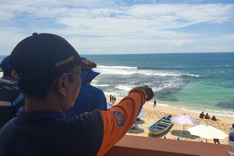 Petugas Satlinmas Rescue Istimewa Wilayah Operasi II Pantai Baron menunjukkan lokasi rip current di Pantai Drini, Gunungkidul. Rabu (29/1/2025)