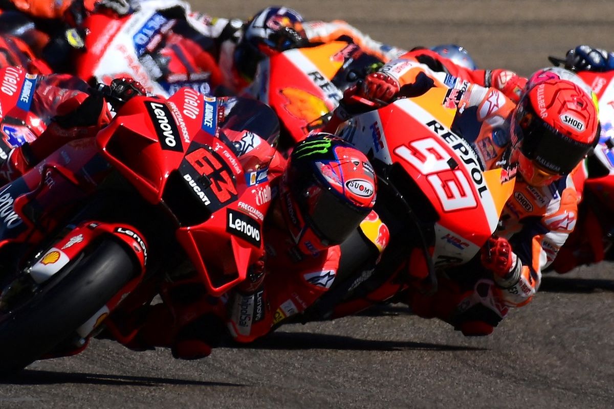 Pebalap Ducati Francesco Bagnaia (kiri) saat memimpin balapan di depan Marc Marquez (Repsol Honda) pada MotoGP Aragon 2021 di Sirkuit Motorland di Alcaniz pada 12 September 2021.