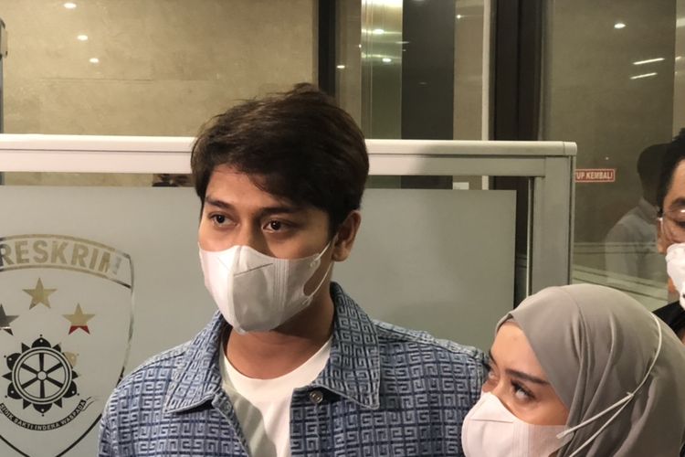 Rizky Billar dan Lesti Kejora usai pemeriksaan di Bareskrim Polri, Jakarta Selatan, Rabu (20/4/2022). 