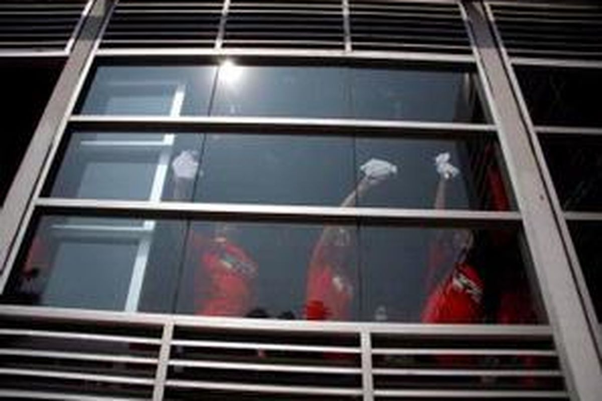 Berbagai elemen masyarakat mengikuti acara bersih-bersih Halte Busway di Dukuh Atas, Jakarta Pusat, Minggu (25/1). Acara yang diprakarsai oleh perusahaan minuman Coca-cola juga membersihkan halte busway yang berada di Gelora Bung Karno, Bendungan Hilir, Bunderan Hotel Indonesia dan Harmoni. 