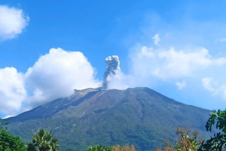 Foto: Gunung Ile Lewotolok di Kabupaten Lembata, Nusa Tenggara Timur (NTT) mengalami erupsi, Sabtu (20/5/2023) siang