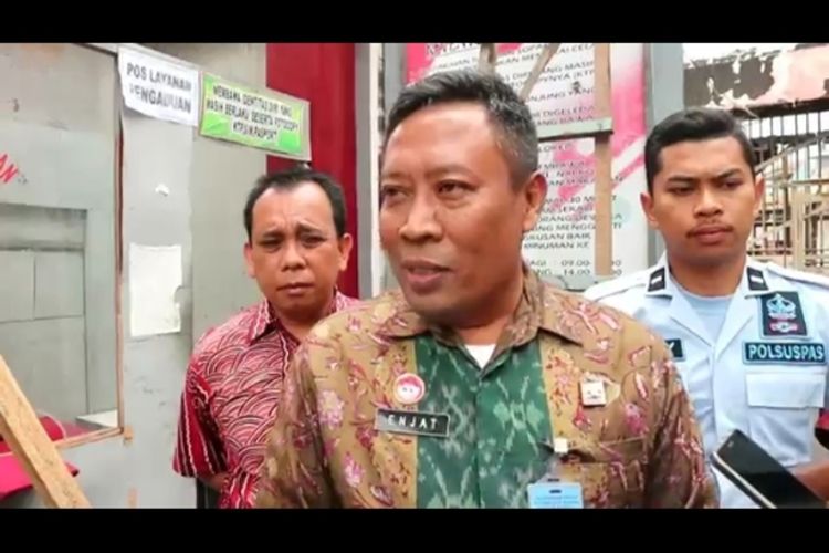 Plt Karutan Kelas II B Kabanjahe ENJAT LUTMANUL HAKIM saat memberi keterangan