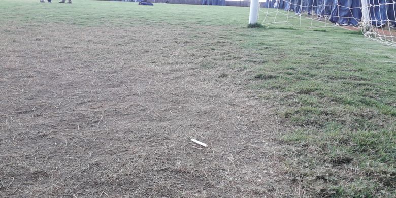 Kondisi rumput lapangan Sakti Lodaya di Desa Cisayong, Tasikmalaya, Jawa Barat, Selasa (15/1/2019). Terlihat rumput lapangan sudah menguning dan ada puntung rokok. Padahal pada sekitar Oktober 2018, lapangan ini sempat viral di media sosial karena rumput yang dipakai berstandar FIFA.