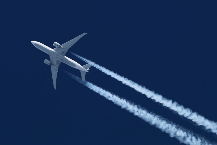 Ilustrasi garis putih pesawat