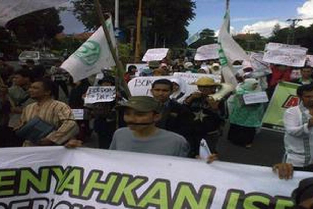 Gabungan ormas Islam Bali berunjuk rasa mengecam serangan tentara Israel terhadap kapal Mavi Marmara di perempatan Jalan Sudirman, Denpasar, Rabu (2/6/2010).