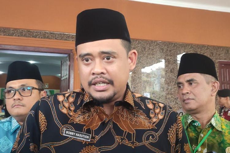Wali Kota Medan Bobby Nasution saat diwawancarai wartawan di Asrama Haji, Kota Medan, Kamis (16/5/2024)