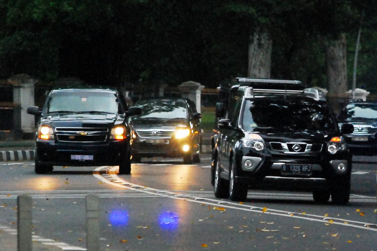 Iring-iringan mobil yang membawa mantan Presiden Amerika Serikat Barack Obama ke Istana Bogor, Jumat (30/6/2017).