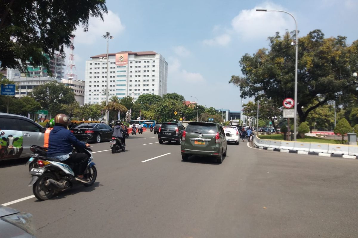 Arus lalu lintas di Jalan Merdeka Utara kembali dibuka usai Presiden Jokowi melepas parade MotoGP yang dimulai dari Istana Merdeka, Jakarta Pusat, Rabu (15/3/2022).