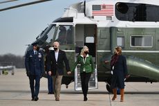 Biden Bolak-balik Tersandung Saat Naik Air Force One sampai Berlutut