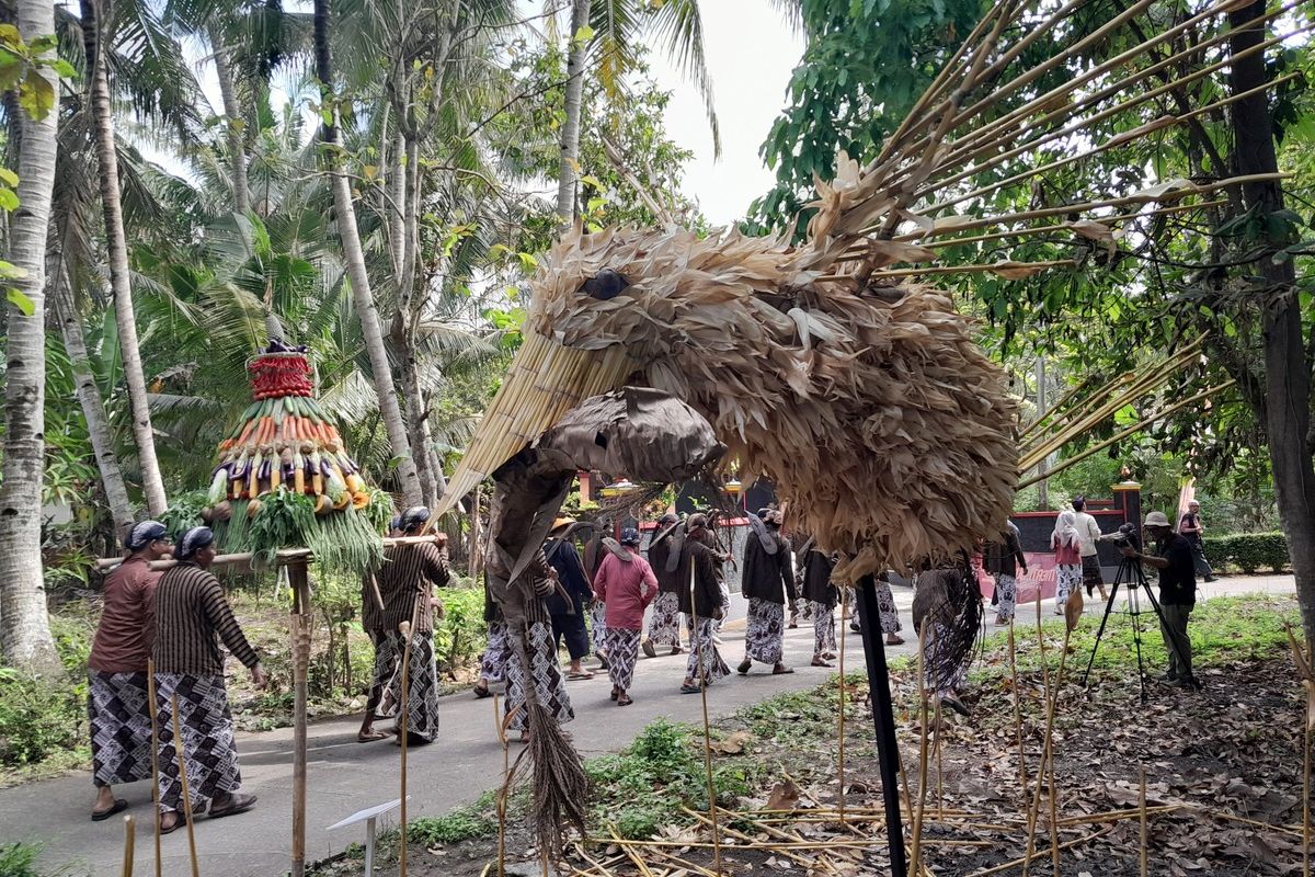 Puluhan seni instalasi di pembukaan Biennale Jogja XVIII 2025 di Padukuhan Boro, Kalurahan Karangsewu, Kapanewon Galur, Kabupaten Kulonprogo, Daerah Istimewa Yogyakarta (DIY). Biennale mengusung tema Kawruh Tanah Lelaku.