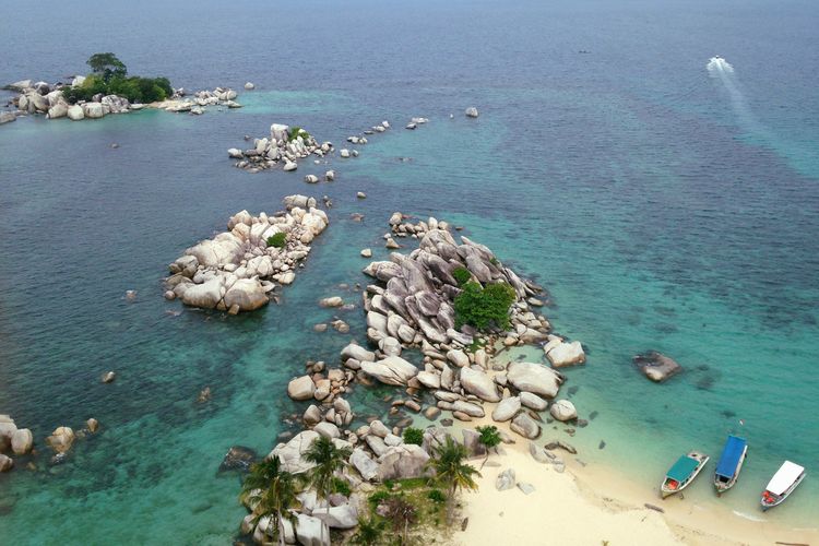 Pemandangan dari atas mercusuar di Pulau Lengkuas. Indonesia berpeluang jadi negara dengan geopark terbanyak di dunia. Pengembangan geopark dinilai bisa memperkuat ekonomi dan perlindungan alam.
