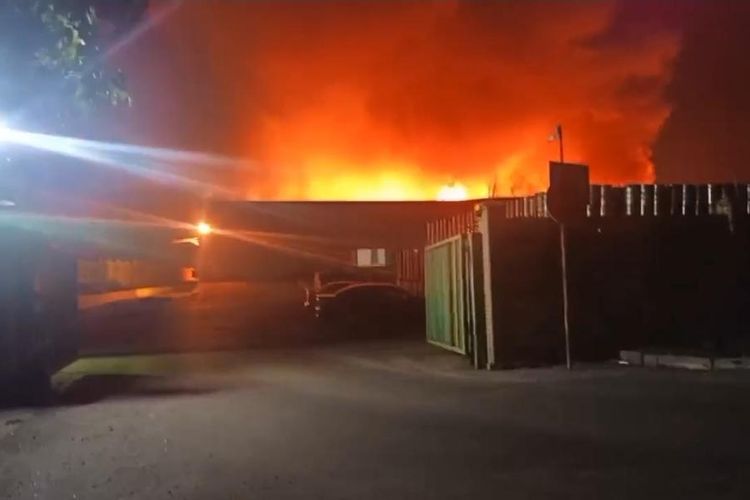 Tangkap layar pabrik bir di kota Donetsk di timur yang diduduki terbakar pada Rabu (10/8/2022).
