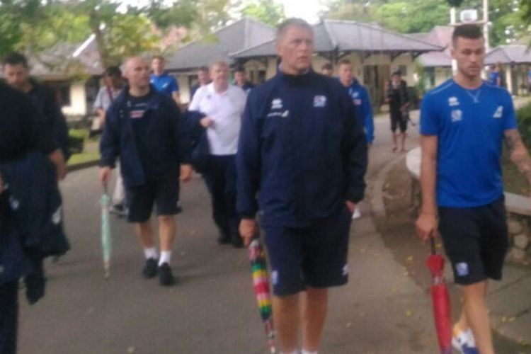 Pelatih Timnas Islandia, Heimir Hallgrimsson (dua dari kanan) berjalan membawa payung di kawasan wisata Candi Prambanan, Senin (8/1/2018).