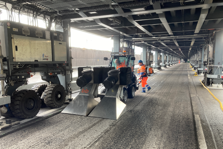 Pekerjaan perbaikan jalan di bawah struktur Jembatan Astra di Swiss.