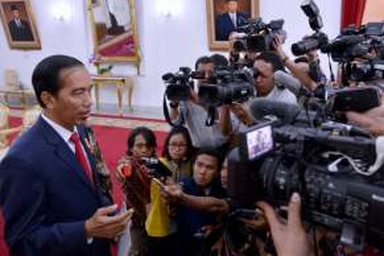 Presiden Joko Widodo memberikan keterangan kepada pers usai pertemuan trilateral dengan Malaysia dan Filipina di Gedung Agung, Yogyakarta, Kamis (5/5/2016).