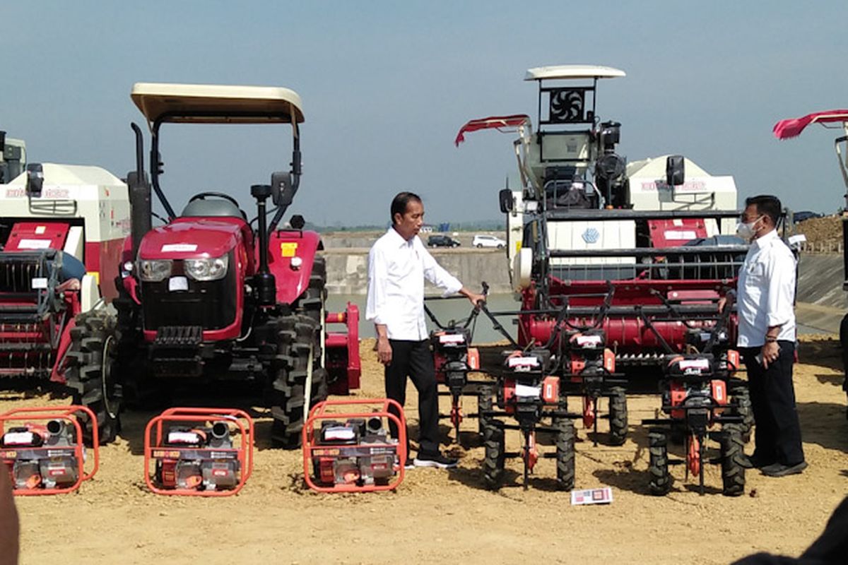 Presiden Joko Widodo (kiri) bersama Menteri Pertanian RI Syahrul Yasin Limpo, melihat alsintan pertanian saat food estate mangga yang digelar di Desa Wotan, Kecamatan Panceng, Gresik, Jawa Timur, Senin (22/8/2022).