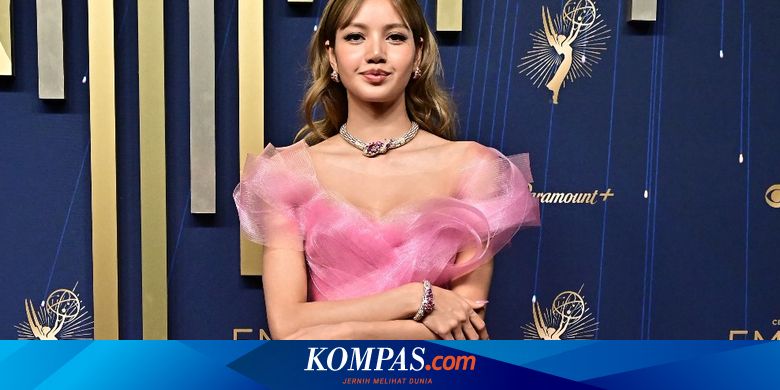 Lisa BLACKPINK Kenakan Gaun Asimetris Pink di Emmy Awards 2025