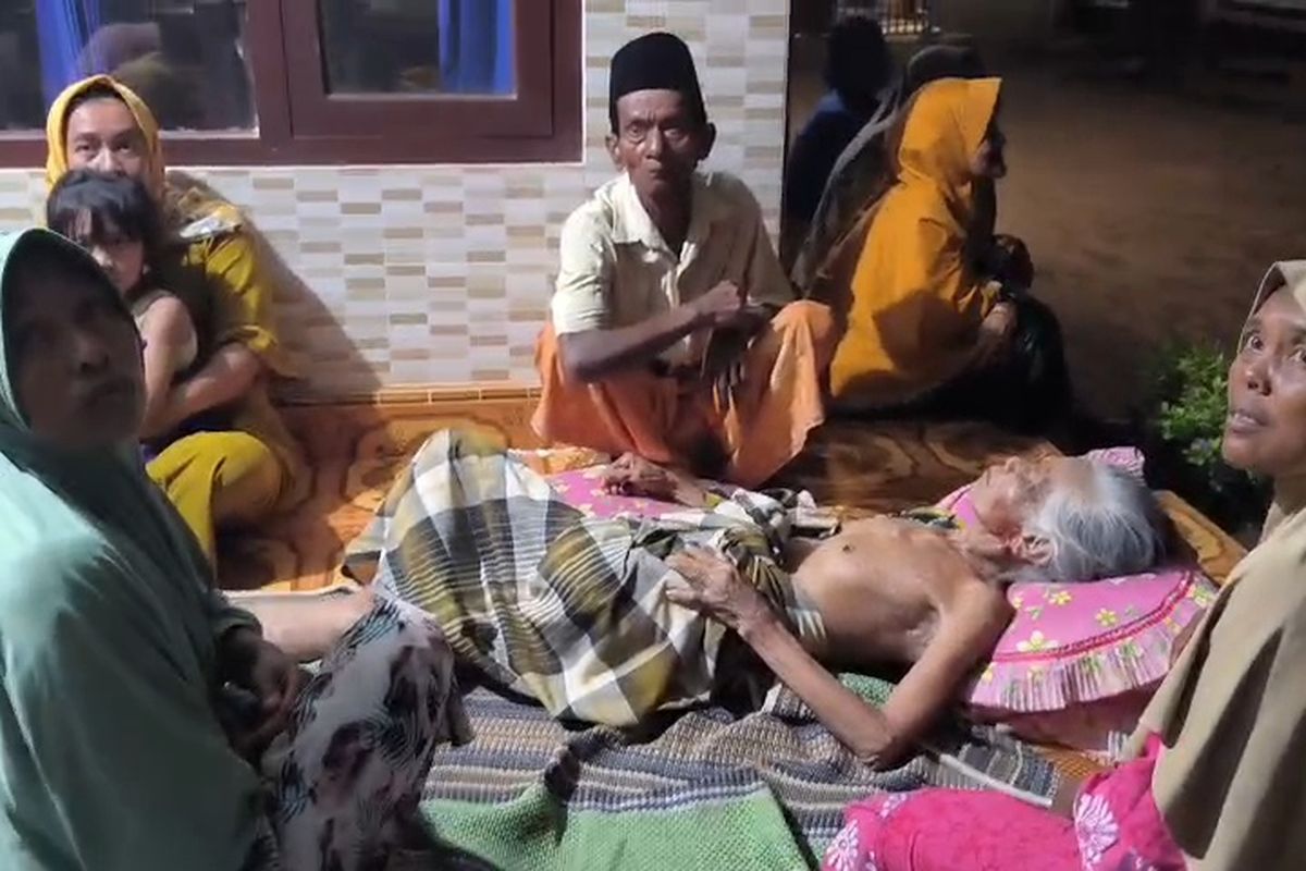 Salah satu korban gempa bumi Sumenep, Jawa Timur, akibat tertimpa reruntuhan. 