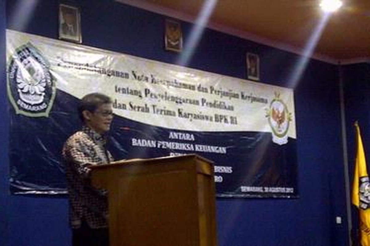 Sekretaris Jenderal BPK Hendar Ristriawan memberi sambutan saat penandatanganan nota kesepahaman dan perjanjian kerjasama tentang penyelenggaran pendidikan antara BPK dan Fakultas Ekonomi Undip Semarang, Kamis (30/8/2012).