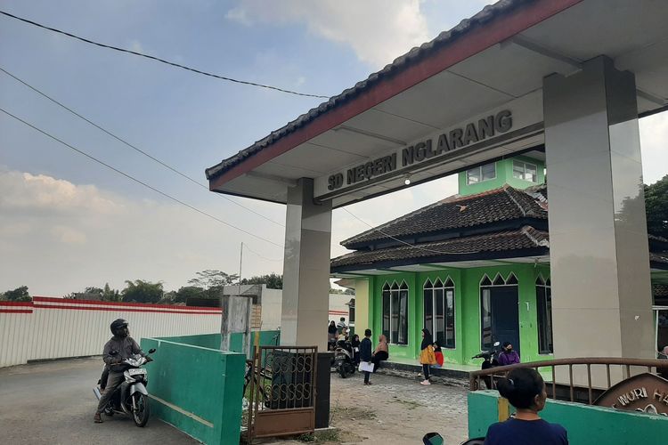 Bangunan Sekolah Dasar Negeri (SDN) Nglarang, Tlogoadi, Kapanewon Mlati, Kabupaten Sleman, DI Yogyakarta (DIY) yang terdampak pembangunan Jalan Tol Yogya-Solo.