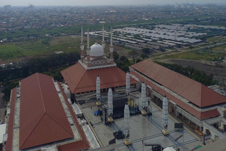 Suasana Masjid Agung Jawa Tengah (MAJT) tampak atas jika dilihat dari Menara Al Husna setinggi 99 meter di Kota Semarang, Senin (10/4/2023).