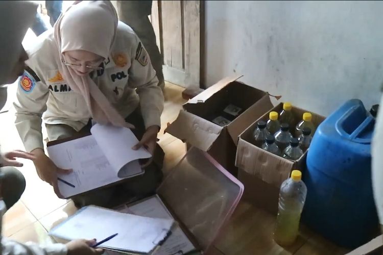Satpol PP Kebumen menggelar razia ke sejumlah tempat yang menjual minuman keras (miras). Razia tersebut digelar pada Kamis (25/7/2024) bersama unsur TNI dan Polri sejak siang hingga malam hari.