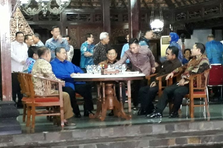 Ketua Umum Partai Demokrat Susilo Bambang Yudhoyono dan Ketua Umum Partai Gerindra Prabowo Subianto nampak sebelum menyatap nasi goreng. Kamis (27/7/2017).