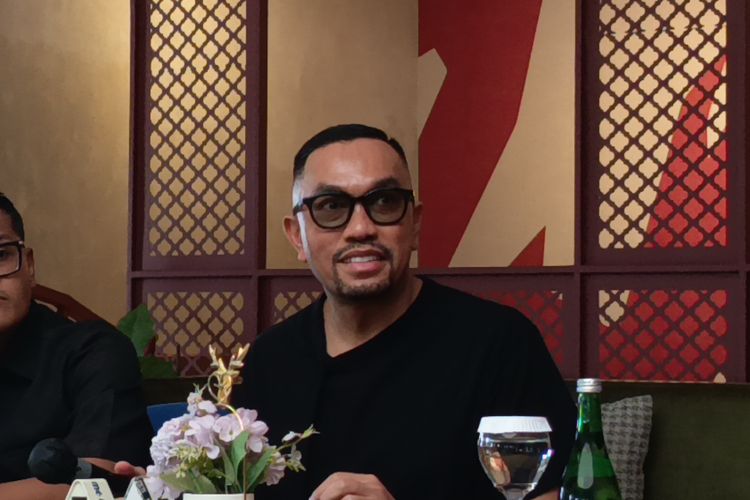 Wakil Ketua Komisi III DPR RI, Ahmad Sahroni ketika memberikan keterangan terkait dugaan penipuan, di Kebayoran Baru, Jakarta Selatan, Sabtu (11/4/2026).