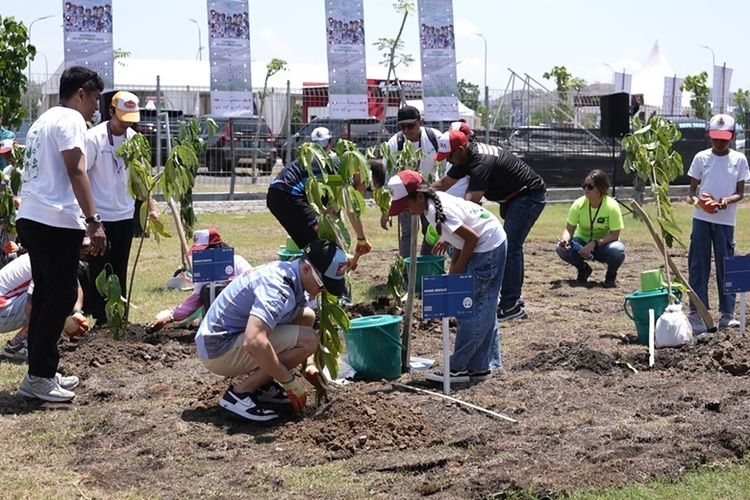 PT Bank Rakyat Indonesia (Persero) Tbk (BRI) mendukung kawasan MotoGP Mandalika menjadi destinasi Green Tourism melalui program penanaman sekitar 10.000 bibit pohon di area Mandalika.