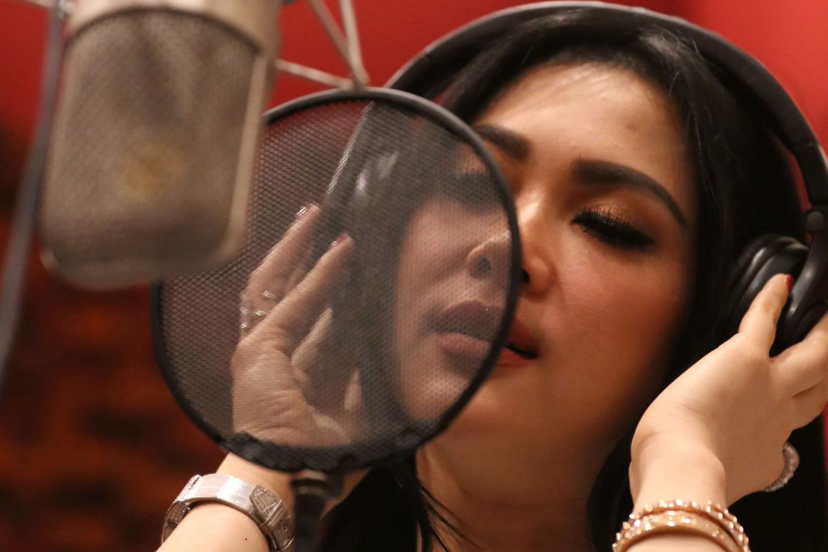 Syahrini saat take vokal di Studio milik Melly Goeslaw, Bintaro, Tangerang Selatan, Banten, Kamis (22/02/2018). Ia menjalani proses rekaman ini untuk soundtrack film terbarunya yang berjudul Bodyguard Ugal-Ugalan yang akan rilis pada bulan Juli mendatang.