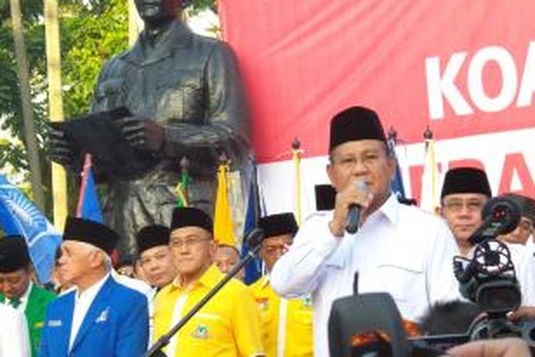 Calon presiden Prabowo Subianto saat deklarasi koalisi permanen, Koalisi Merah Putih, di Tugu Proklamasi, Jakarta Pusat, Senin (14/7/2014). 