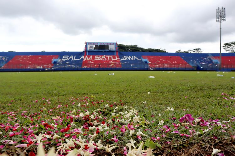 Hari kedua kondisi lapangan pasca tragedi yang terjadi pada pekan ke-11 Liga 1 2022-2023 seusai pertandingan bertajuk Derbi Jawa Timur, Arema FC melawan Persebaya Surabaya di Stadion Kanjuruhan Kepanjen, Kabupaten Malang, Senin (3/10/2022) siang.