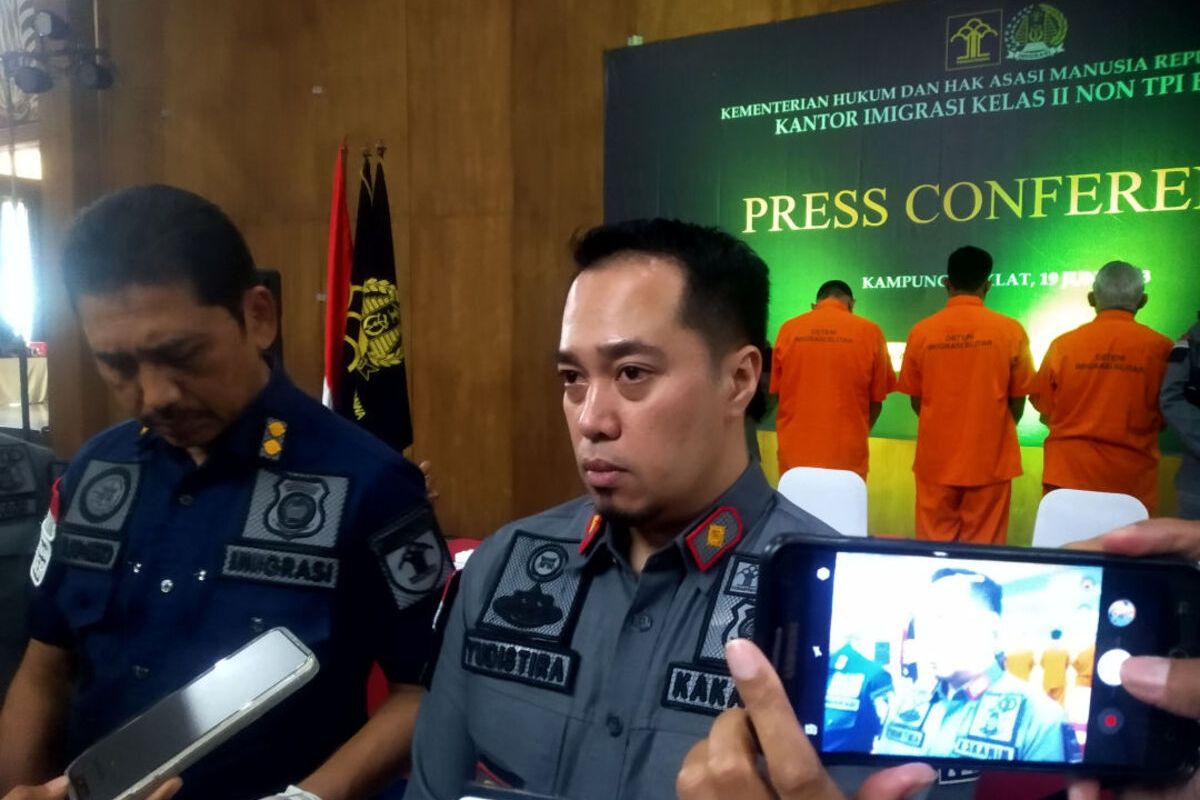 Kepala Kantor Imigrasi Kelas II Non TPI Blitar Arief Yudistira menjawab pertanyaan wartawan, Senin (19/6/2023)