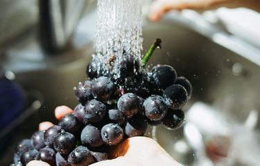 Cara mencuci buah agar bebas dari pestisida