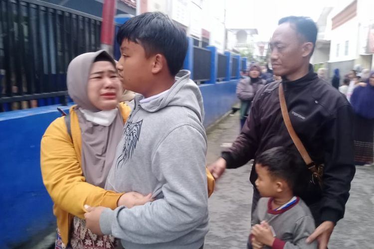Puluhan orangtua siswa SMPN 3 Garut, Jawa Barat, yang anaknya ikut rombongan bus kecelakaan di Purworejo, Jawa Tengah, pada Minggu (12/2/2023) malam, menyambut anak mereka yang tiba di sekolah dengan isak tangis, Senin (13/2/2023) malam.