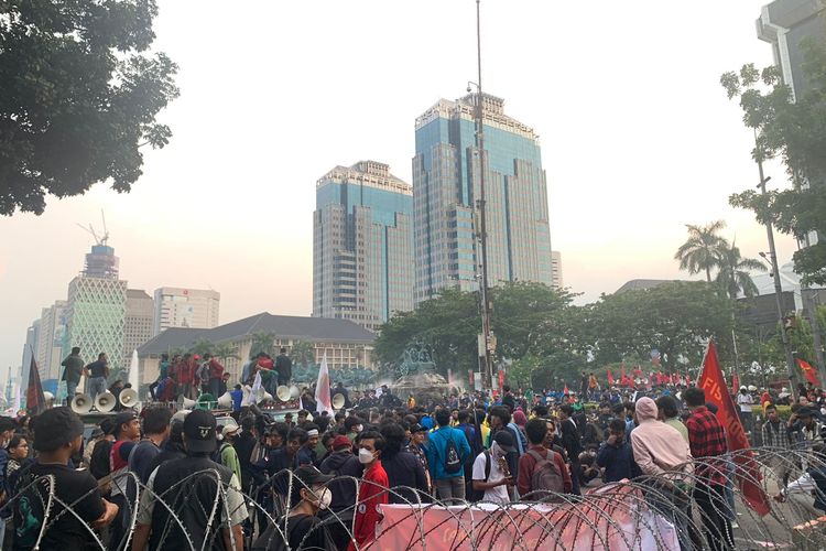 Sejumlah elemen masyarakat menggelar aksi unjuk rasa menolak kenaikan harga BBM di kawasan Patung Kuda, Jakarta Pusat, Selasa (13/9/2022).