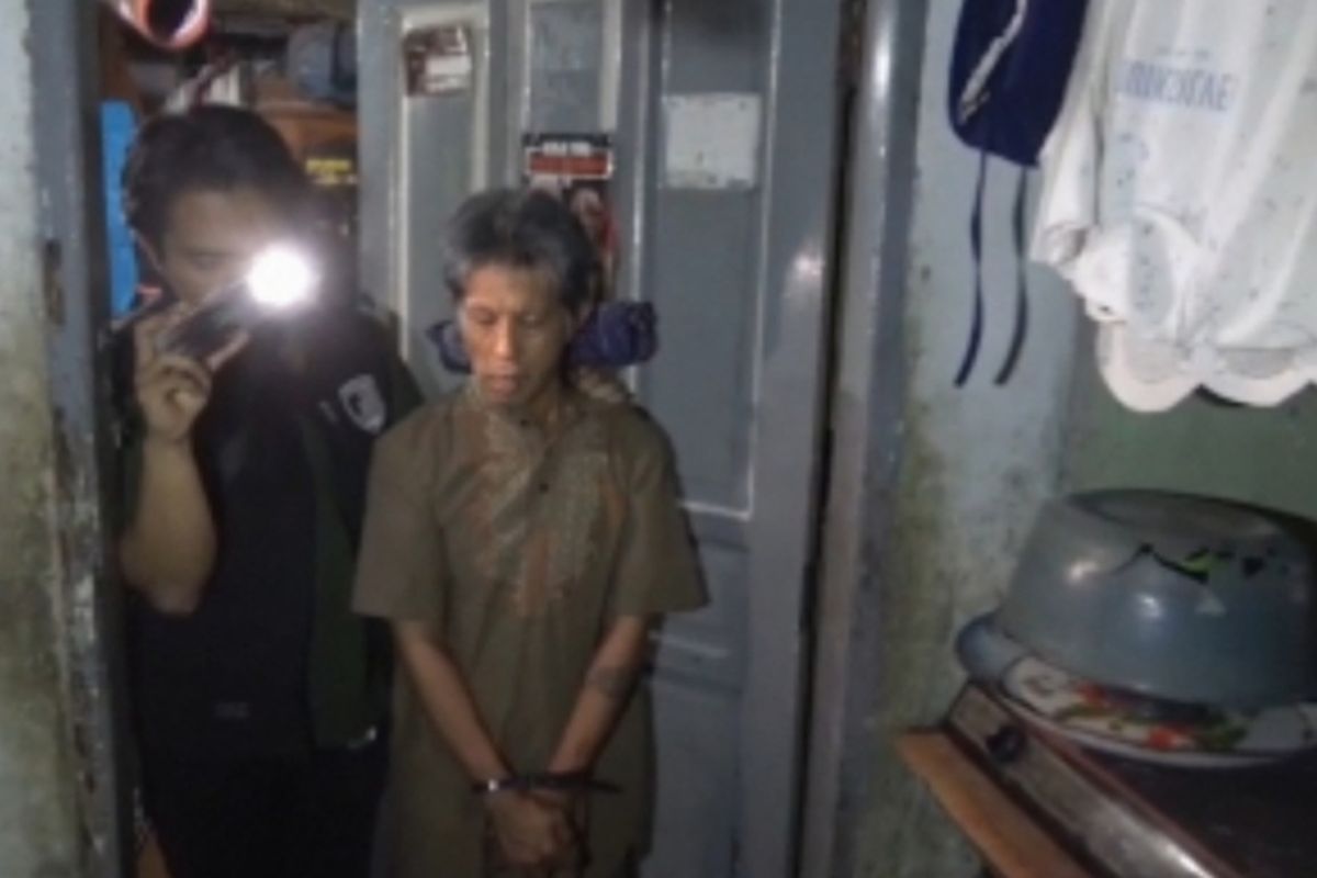 Polisi yang mengamankan seorang kakek usai diduga melakukan aksi pencurian lima pasang sepatu di Jalan Mappanyukki, Kecamatan Mamajang, Kota Makassar, Sulsel, pada Senin (18/8/2025).