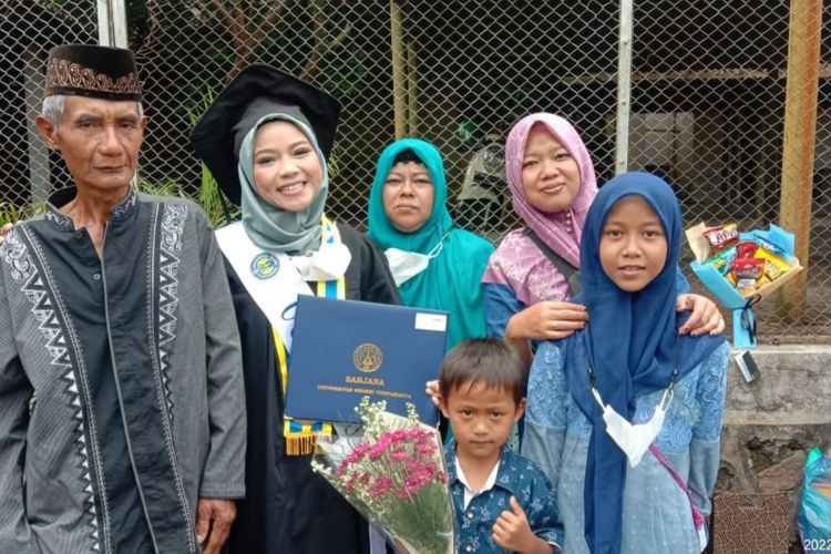 Maghfiroh Izza Maulani, putri buruh serabutan lulus cum laude dengan IPK tinggi di UNY. 